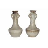 Fayencen2 bauchige Vasen mit Henkel an jeder Seite, glasiert mit schöner Maserung. Provenienz: Aus