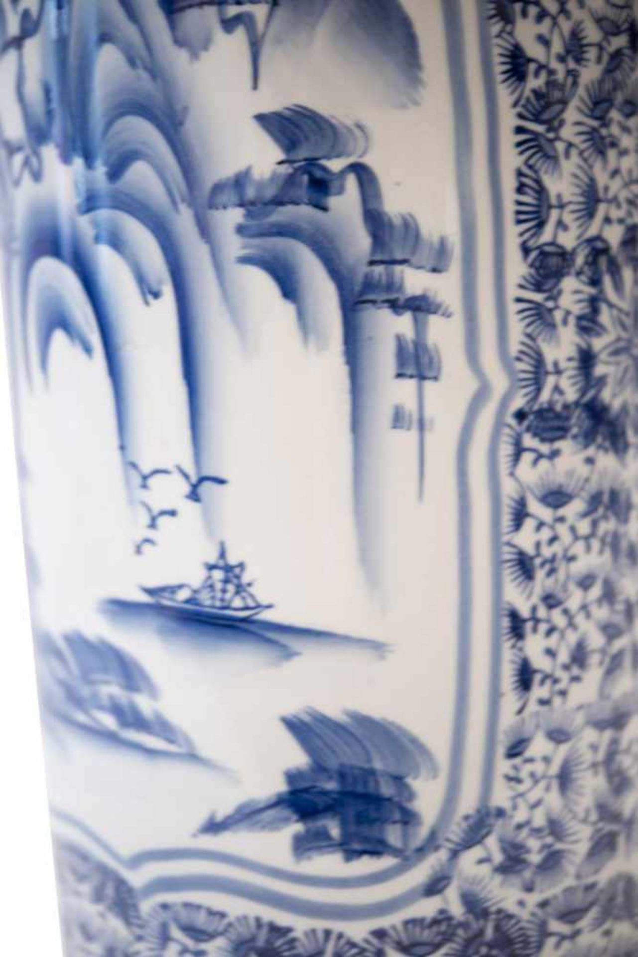 Blau-weisse VaseBlau- weiße Vase China, gerade Form, auf der einer Seite Wandung mit Vögeln und - Bild 2 aus 3