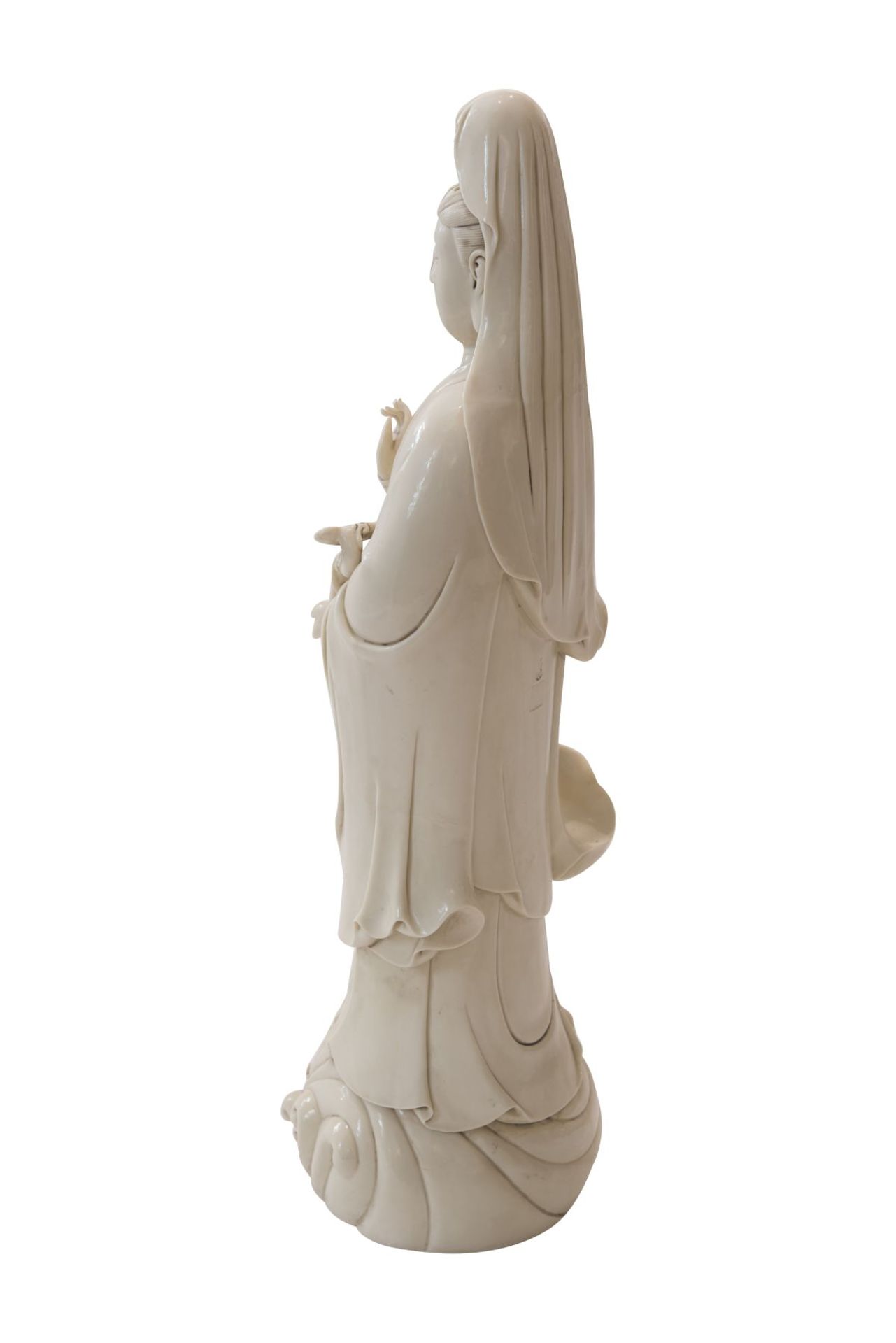 Blanc de Chine "Guanyin", PorzellanfigurPorzellan weiß glasiert. Auf einem runden Sockel mit - Image 4 of 9