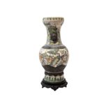 Große Baluster VaseGroße Vase auf Holzsockel. Porzellan mit Bronzeeinsetzen und Bronzehenkel,
