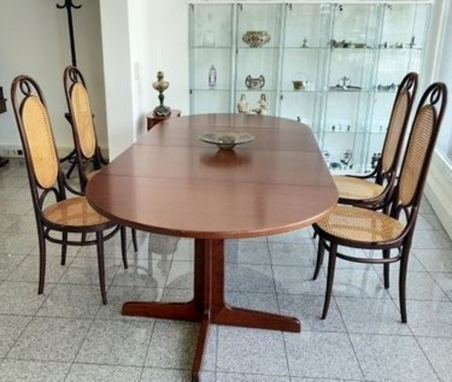 Thonet set | Chair Nr.17 & Thonet Table