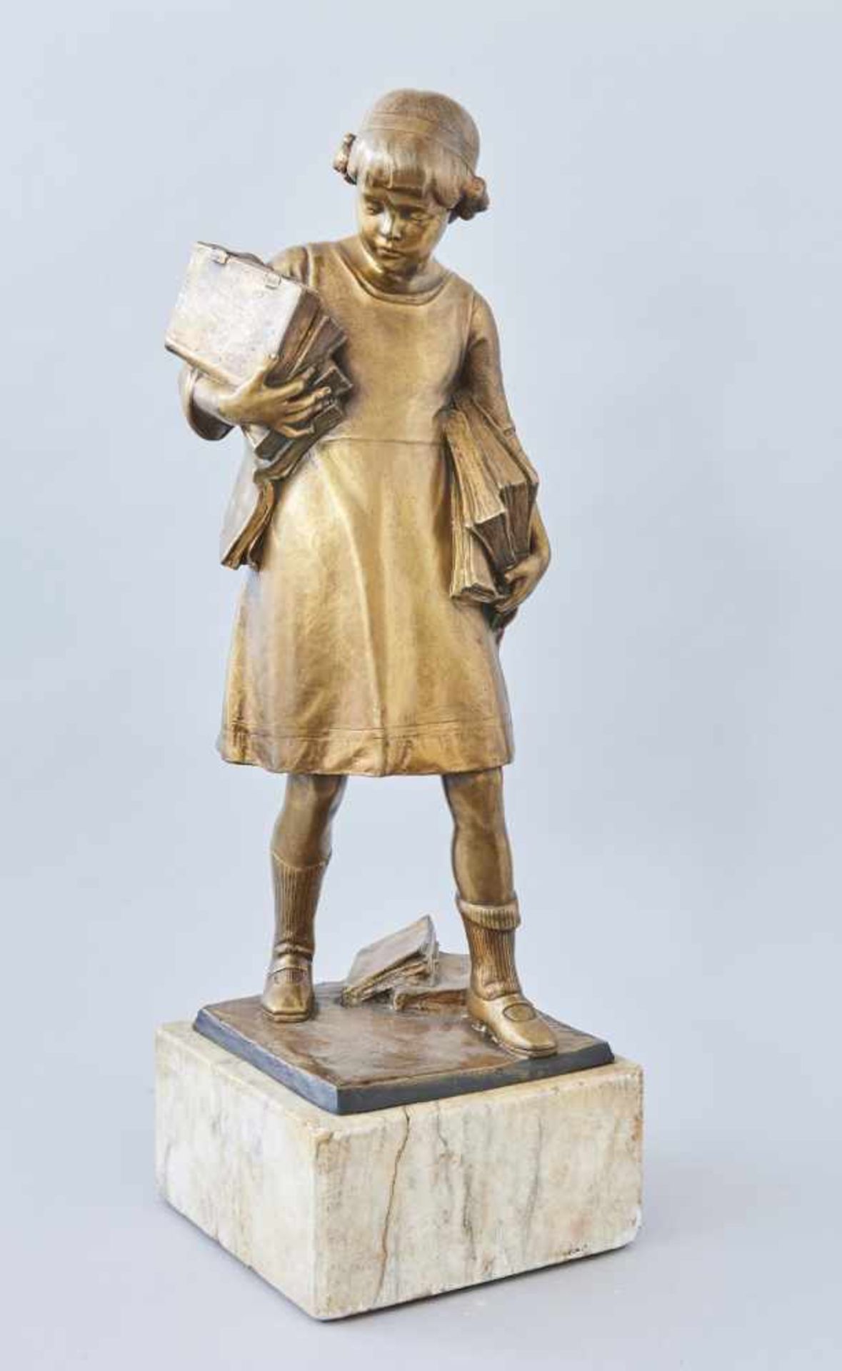 SchulmädchenVictor Heinrich Seifert, (1870-1953)Bronze, auf der Plinthe signiert 'Victor H.