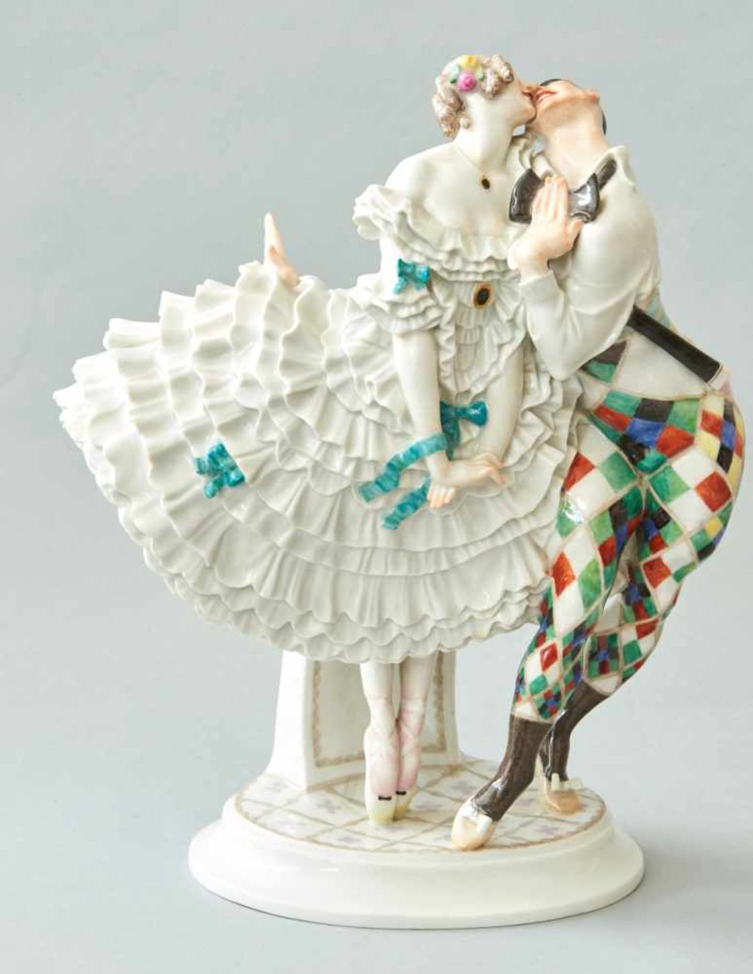 Harlekin und ColumbinePaul Scheurich, (1883-1945)Meissen, unterglasurblaue Schwertermarke und Nummer