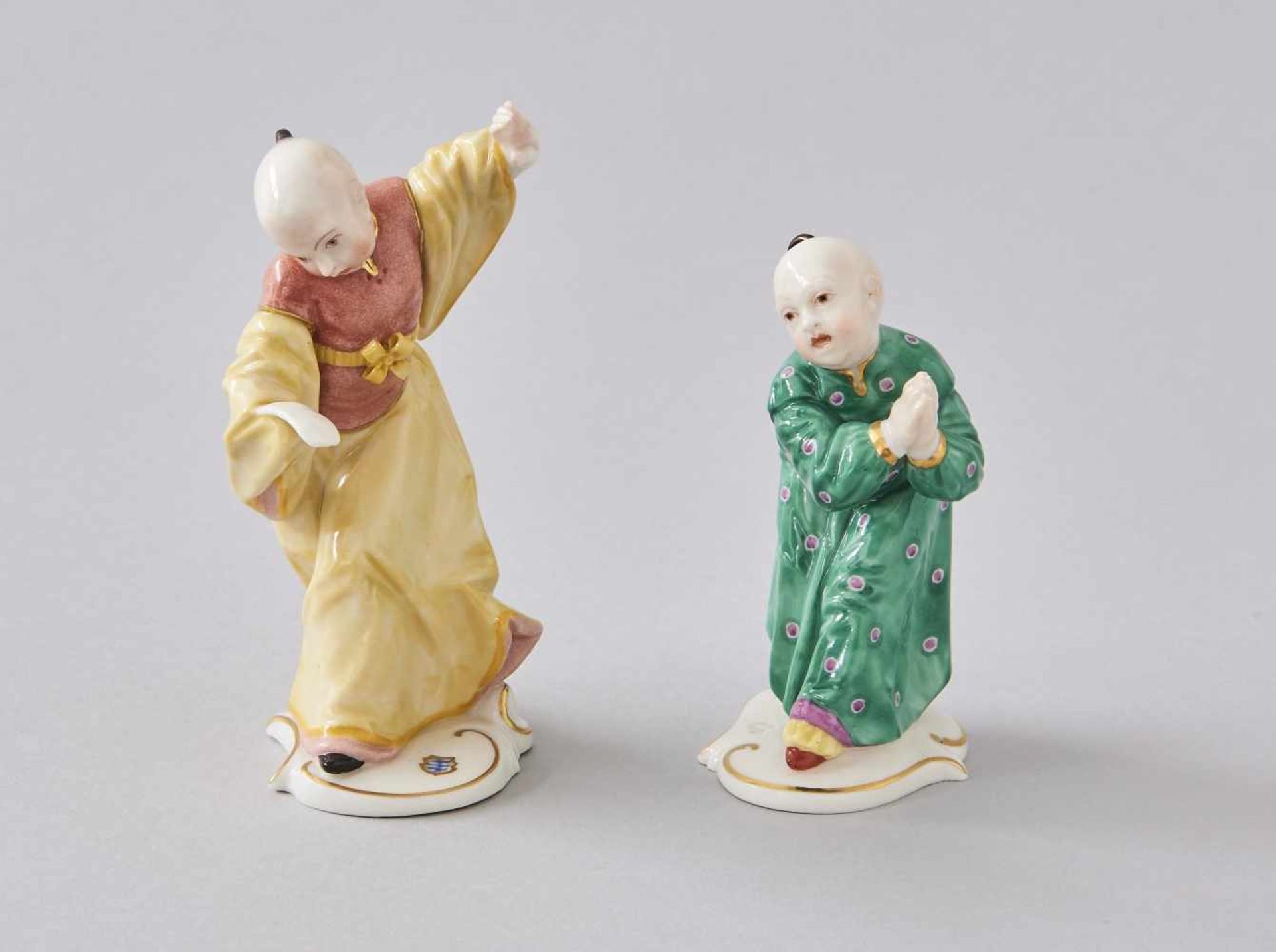 Zwei chinesische Figuren Anton BustelliNymphenburg Pressmarke und Malermarke.Höhe 12,5 und 10 cm