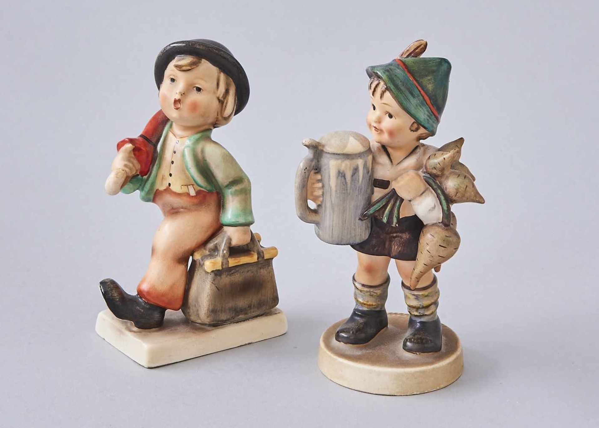 Zwei HummelfigurenSchuljunge und Junge mit Bierkrug, alte Marke.Höhe 13 und 13,5 cm