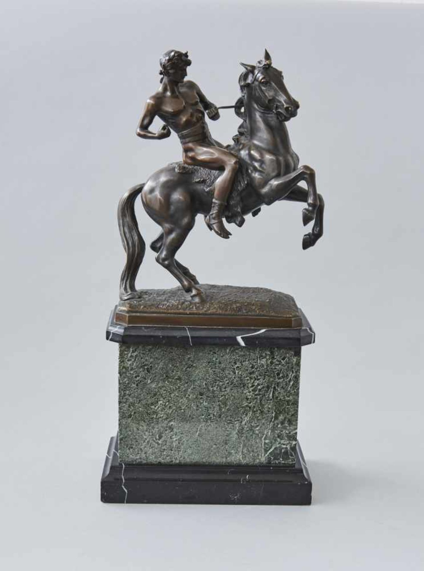 Reiter auf steigendem PferdRudolf Küchler, (1867-1954)Hinten signiert, Bronze, braun patiniert,