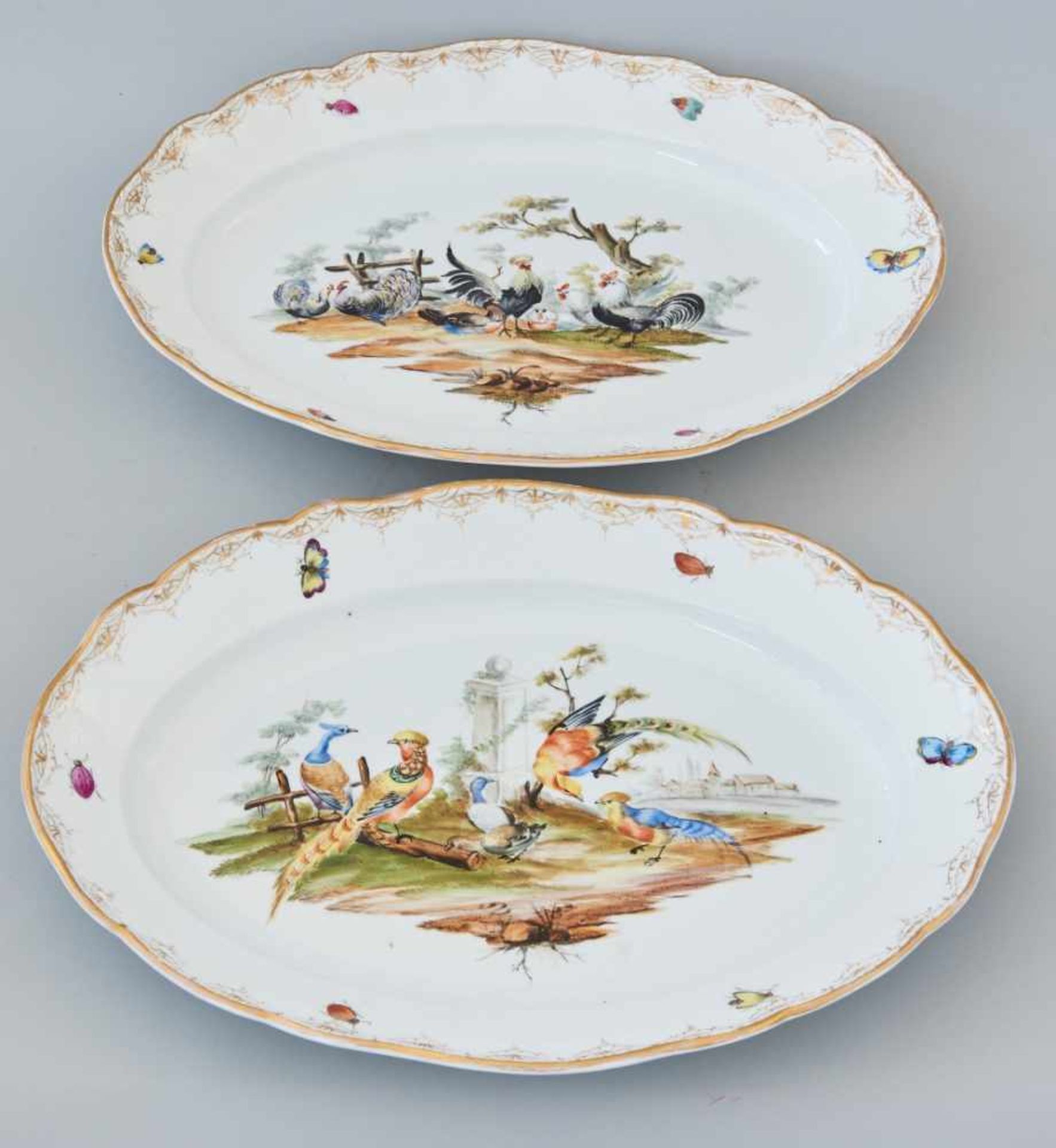 2 Meissen FleischplattenUnterglasurblaue Schwertermarke, Knaufzeit, 2. Wahl, berieben.Länge 40 cm