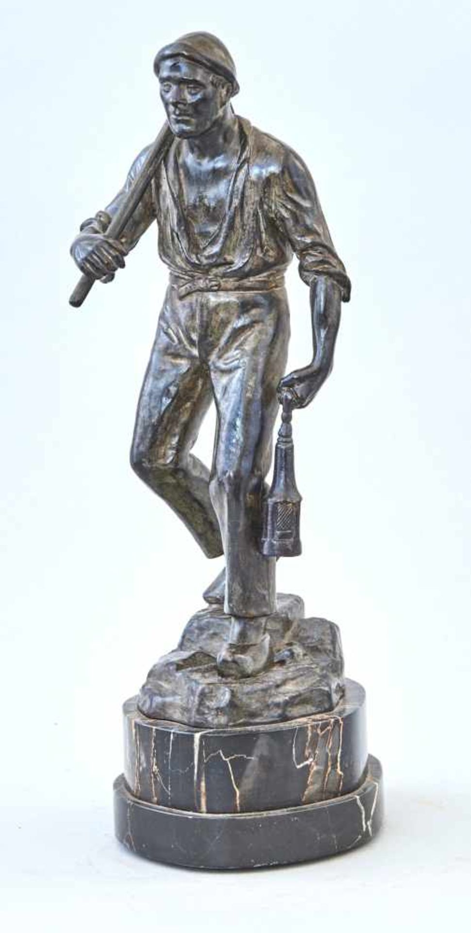 Bronzeskulptur 'Arbeiter'Dunkel patiniert, auf Marmorsockel. Höhe gesamt 30,5 cm
