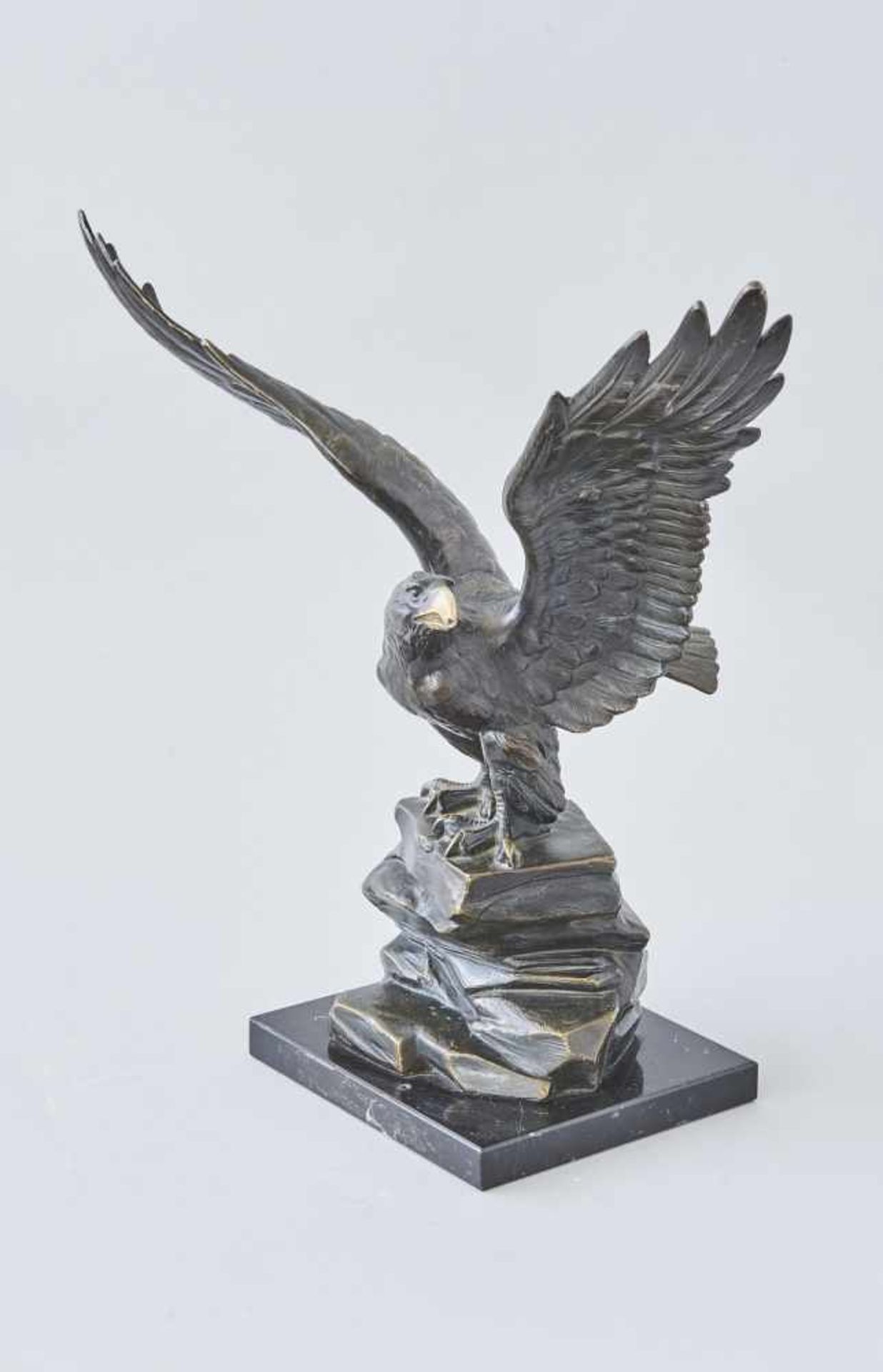 Amerikanischer Adler,19. Jhdt.Bronze, fein gearbeitet, auf Marmorsockel. Höhe gesamt 38,5 cm