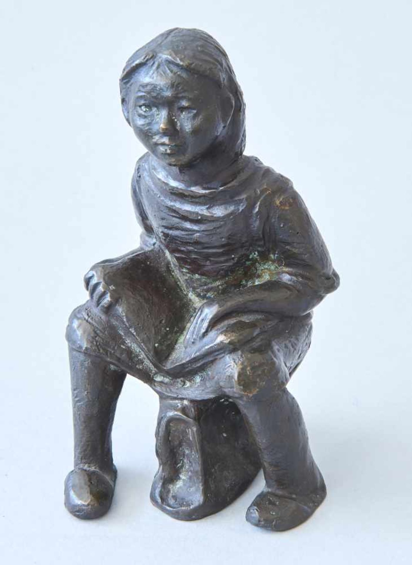 Unbekannter Künstler - SitzendeBronze, signiert (unentschlüsselt).Höhe 14 cm