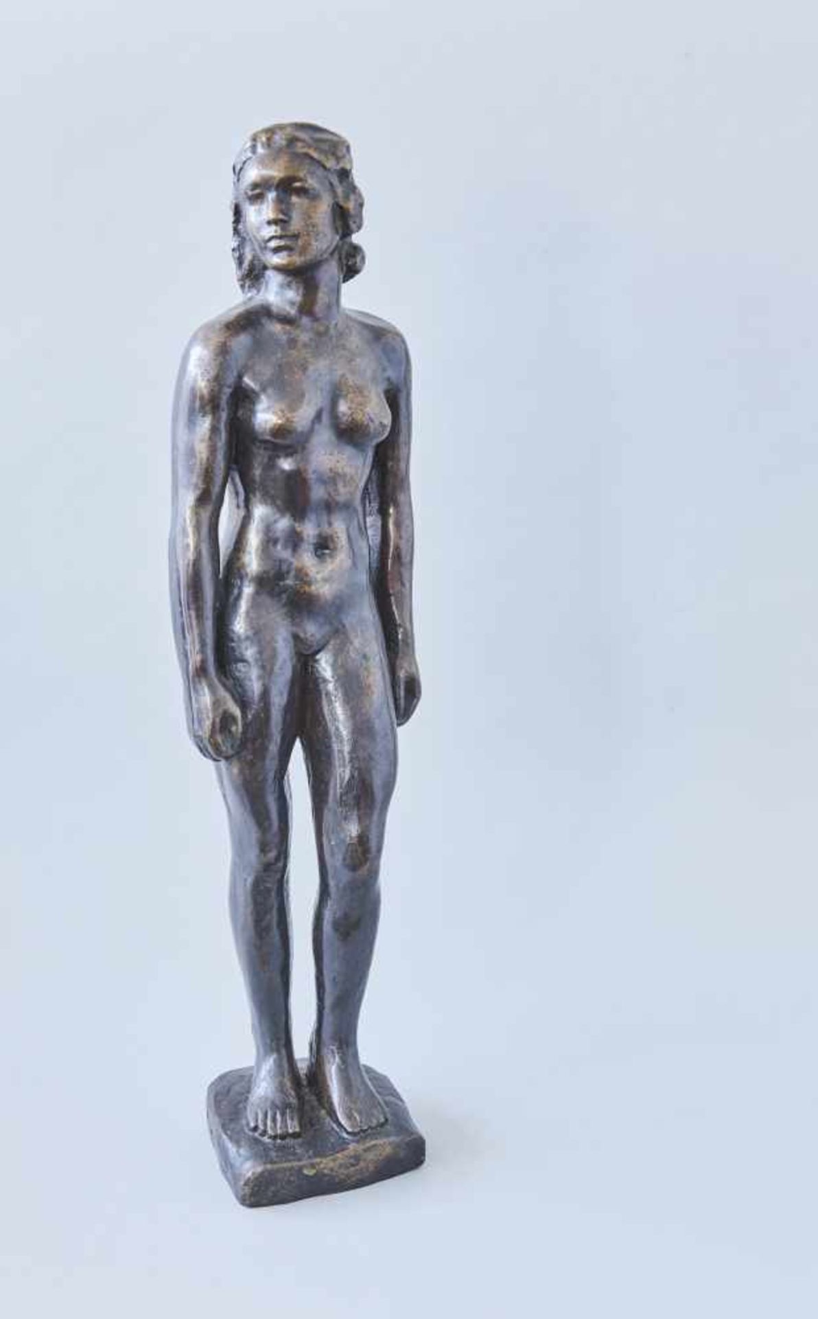 Große Bronzeskulptur 20. Jhdt.Stehende Dame.Höhe 72 cm