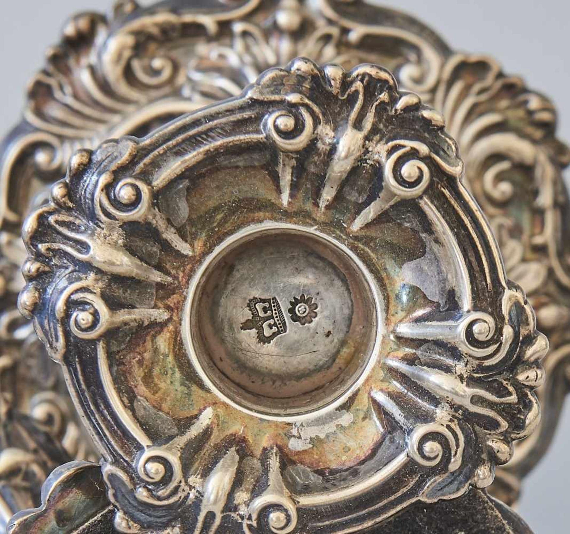 Paar Silberleuchter Sterling EnglandMit Muschelornamenten, Stempel England, Löwe Stadt/Meistermarke, - Bild 2 aus 3