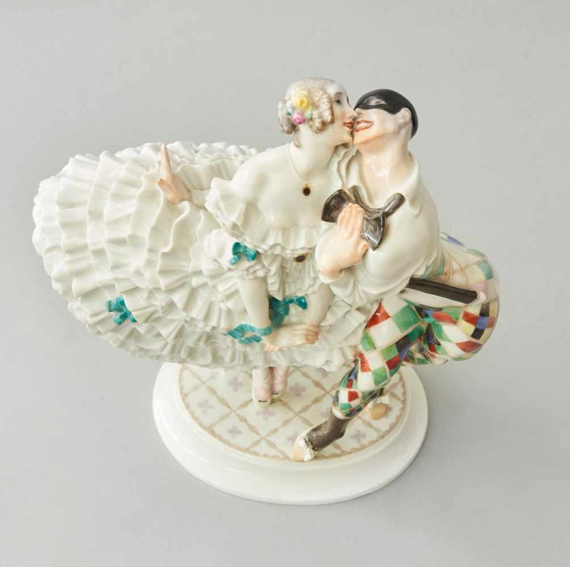 Harlekin und ColumbinePaul Scheurich, (1883-1945)Meissen, unterglasurblaue Schwertermarke und Nummer - Bild 2 aus 7