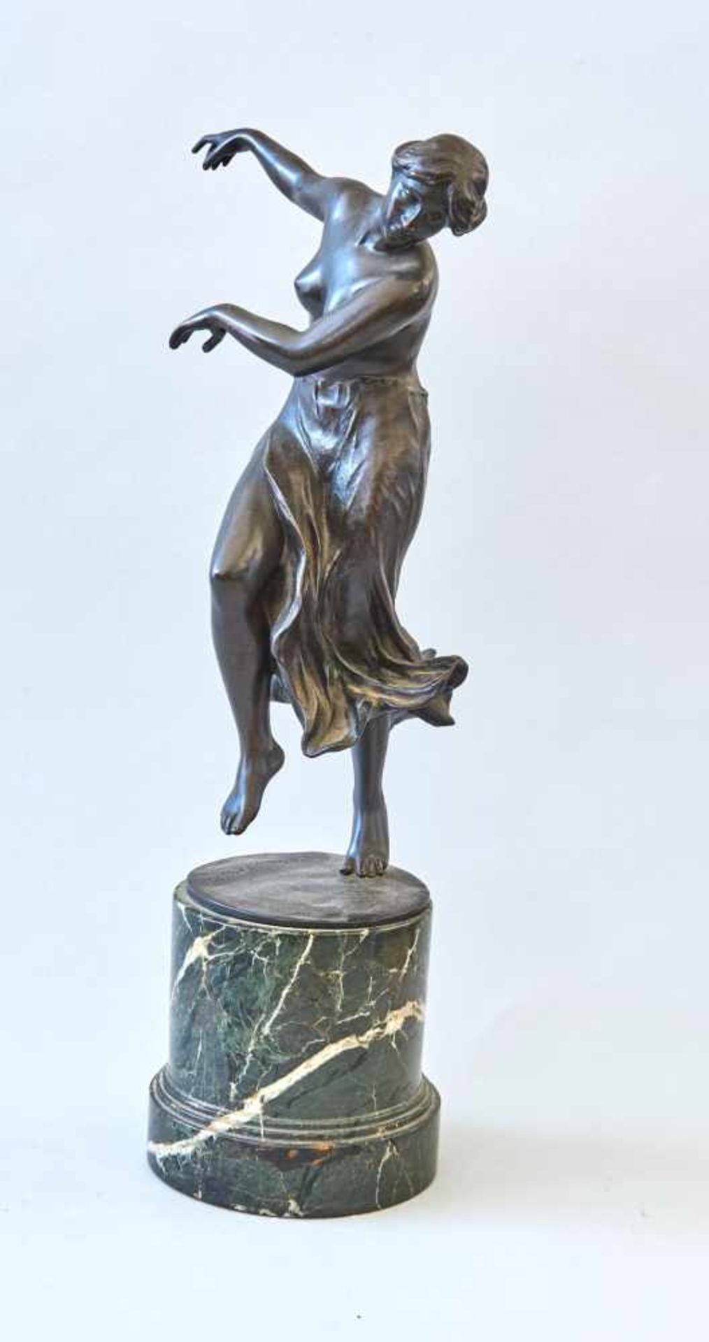 TänzerinErich Schmidt-Kestner, (1877-1941)Bronze dunkel patiniert, auf Marmorsockel, auf der Plinthe