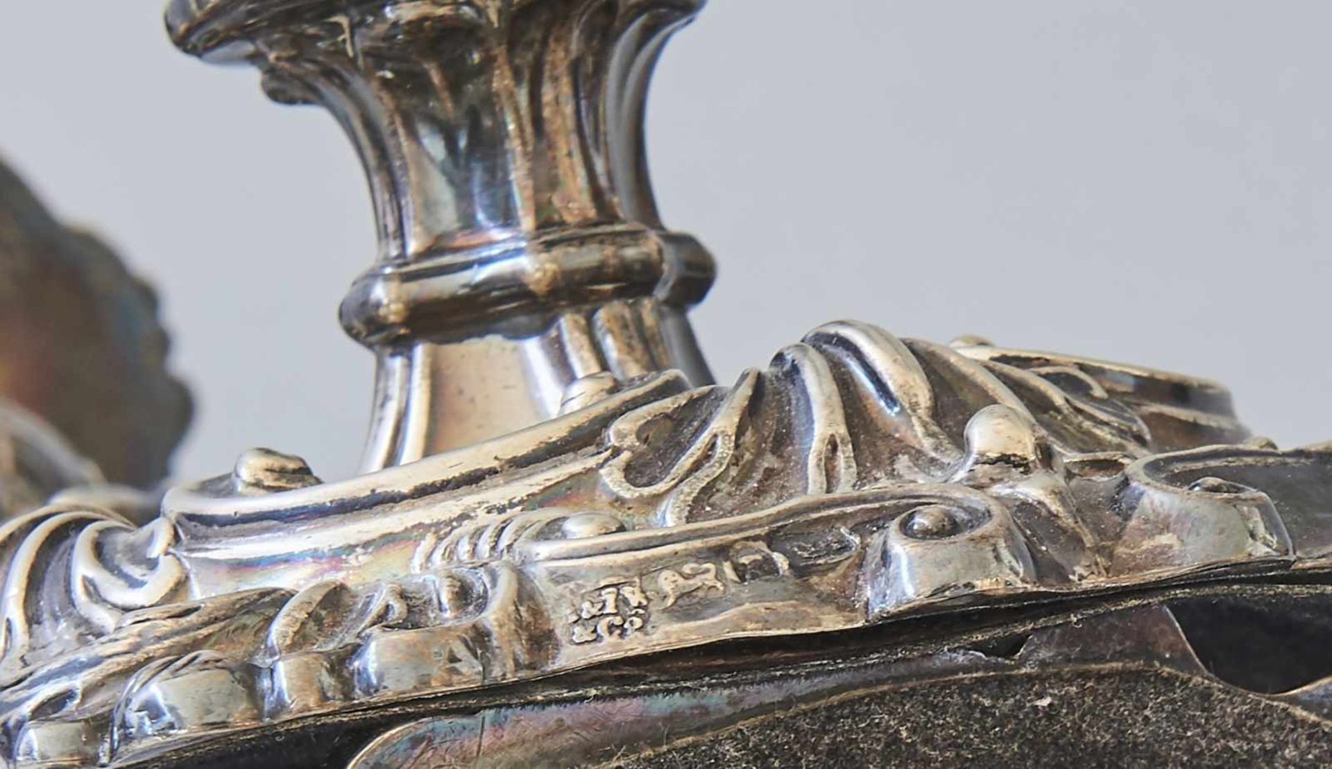Paar Silberleuchter Sterling EnglandMit Muschelornamenten, Stempel England, Löwe Stadt/Meistermarke, - Bild 3 aus 3