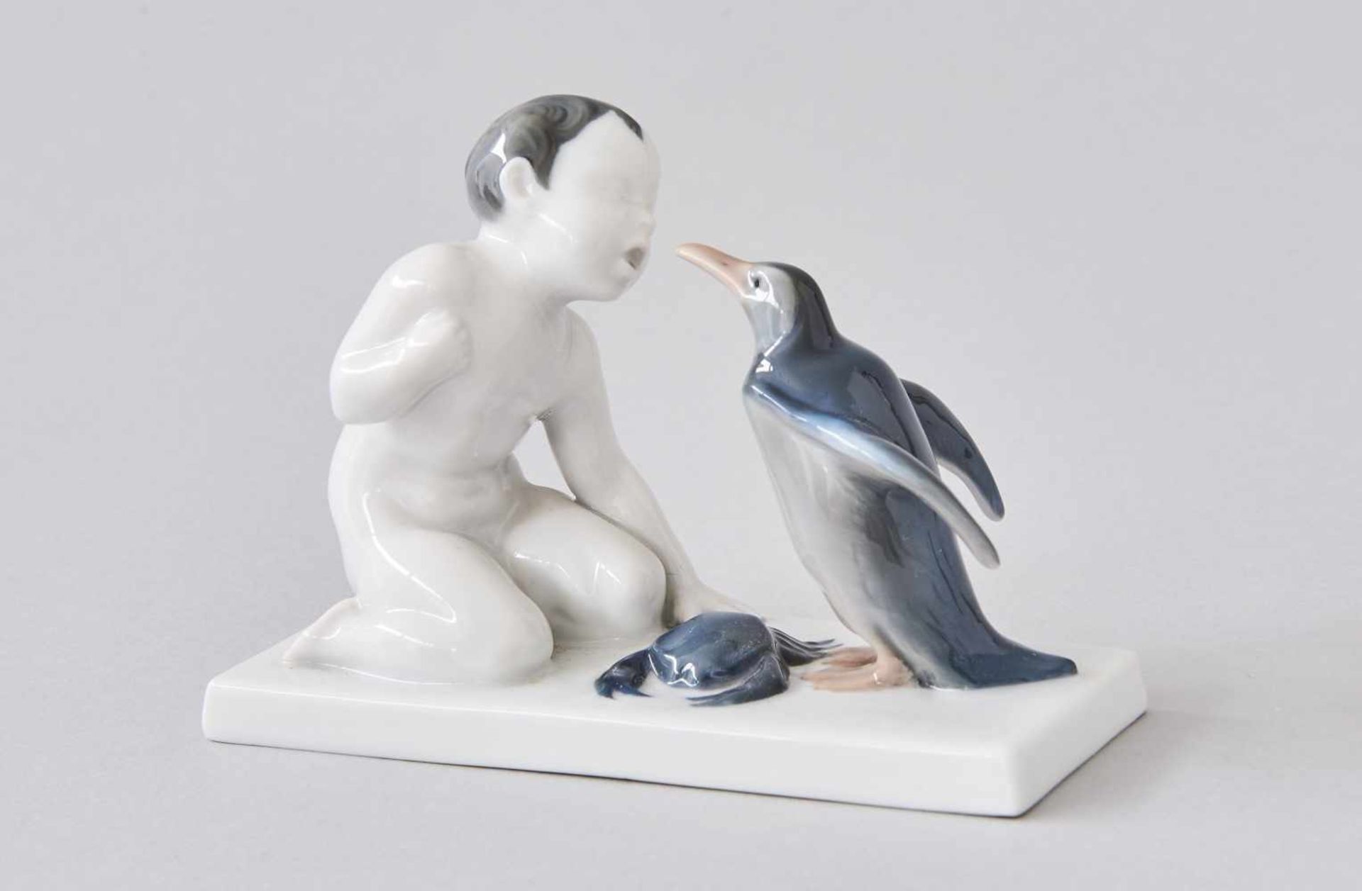 Kind mit Pinguin und KrebsFerdinand Liebermann, (1883-1941)Rosenthal gemarkt, seitlich signiert '