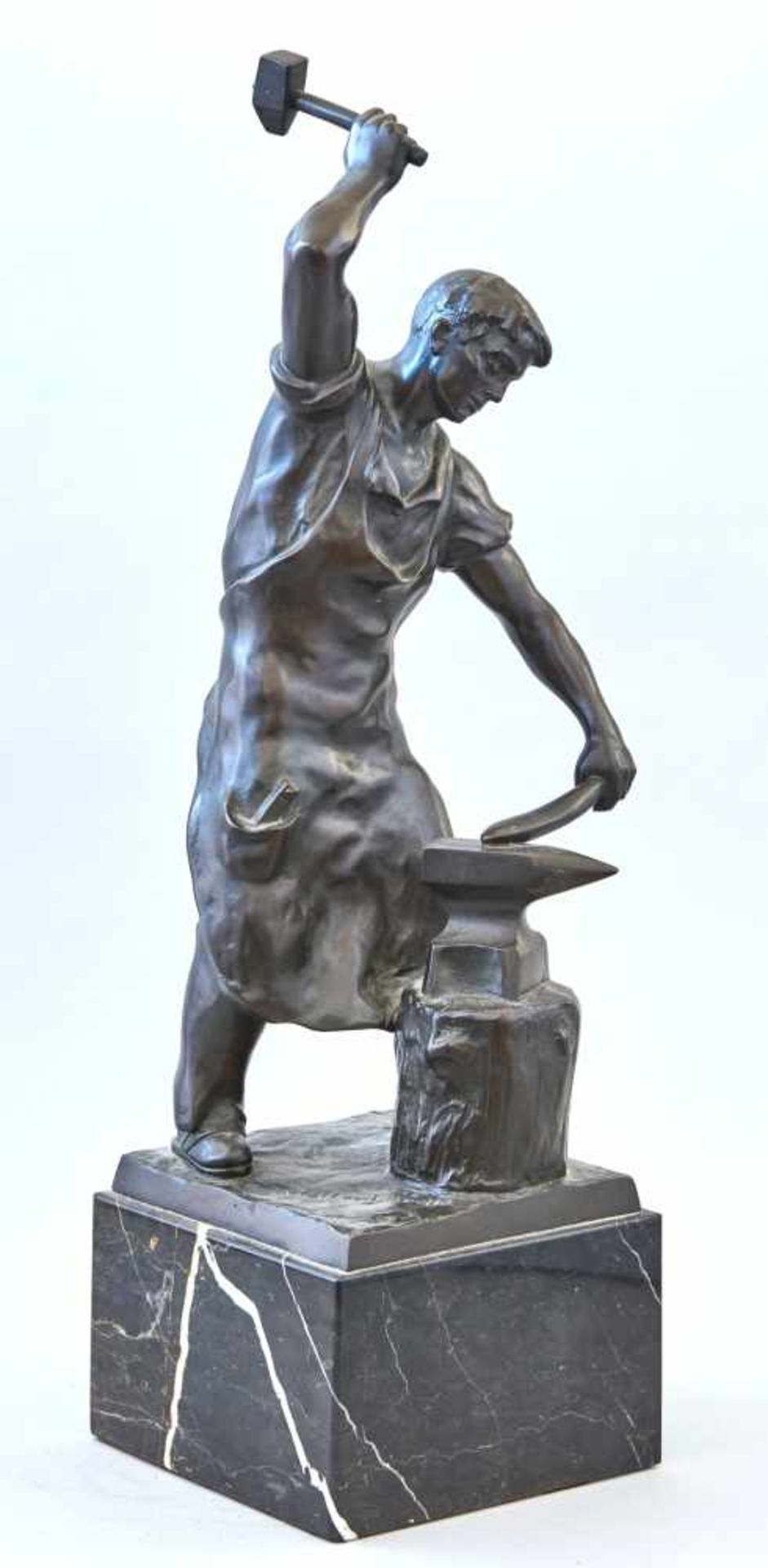 SchmiedWalther Lerche, (1881-1951)Bronze, auf der Plinthe signiert. Höhe mit Sockel 56 cm, Höhe