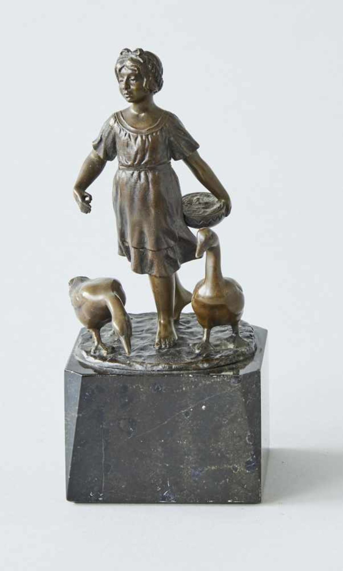 Mädchen mit GänsenBronze, braun patiniert, 19./20. Jhdt., auf Marmorsockel, Skulptur wackelt,