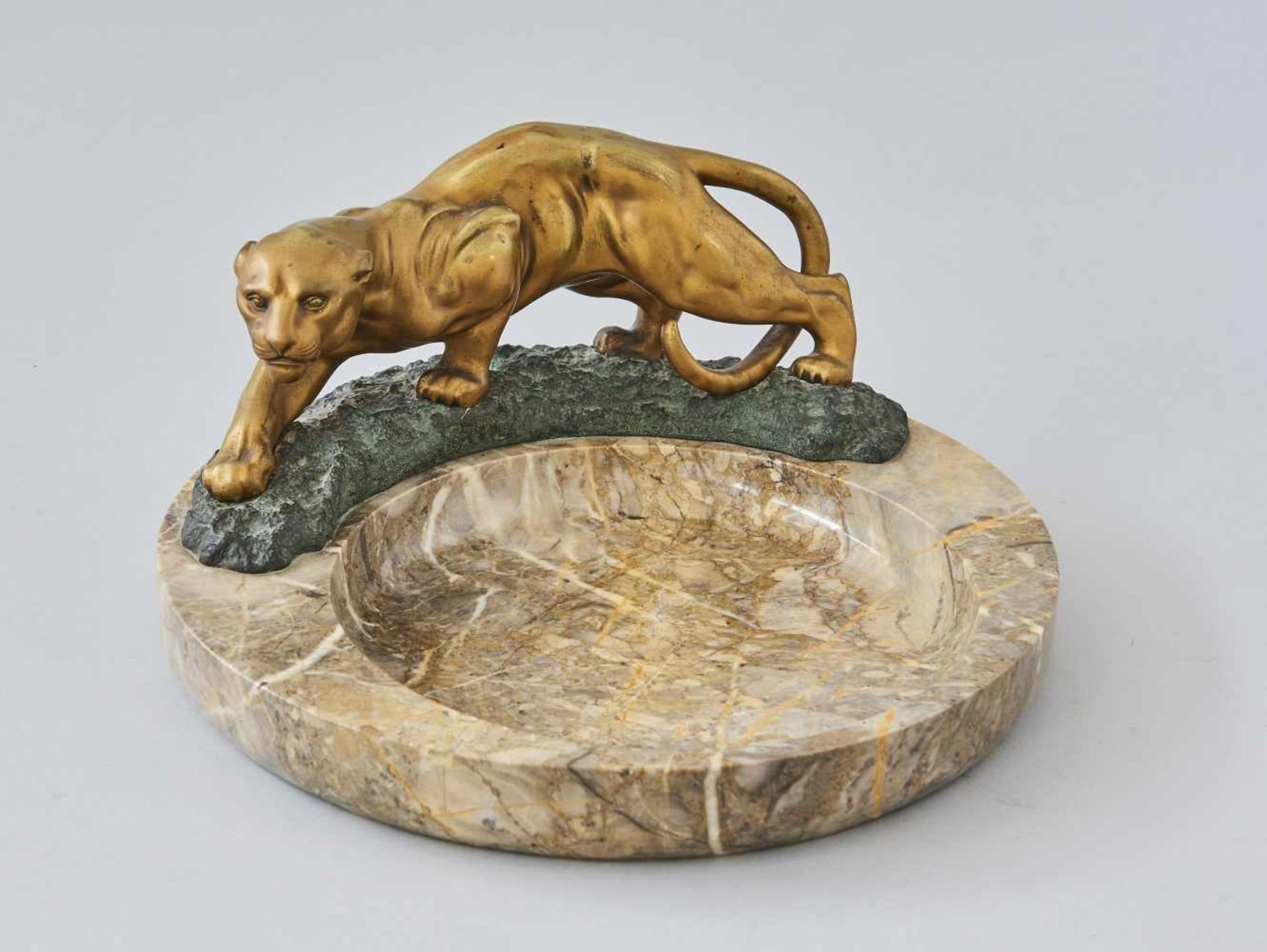 TigerGeorges Morin, (1874-1950)Bronze vergoldet, hinten signiert, auf gerundeter Marmorplinthe. Höhe