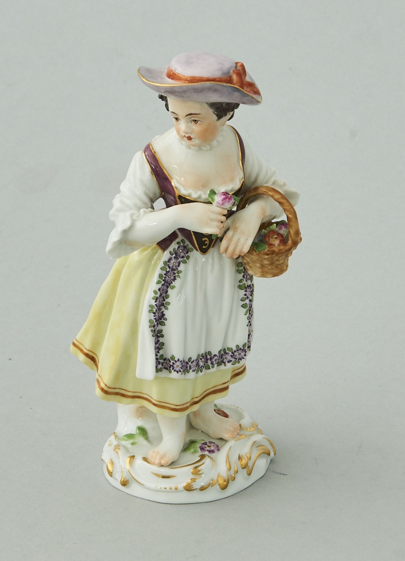 Meissenfigur Dame mit Blumenkorb