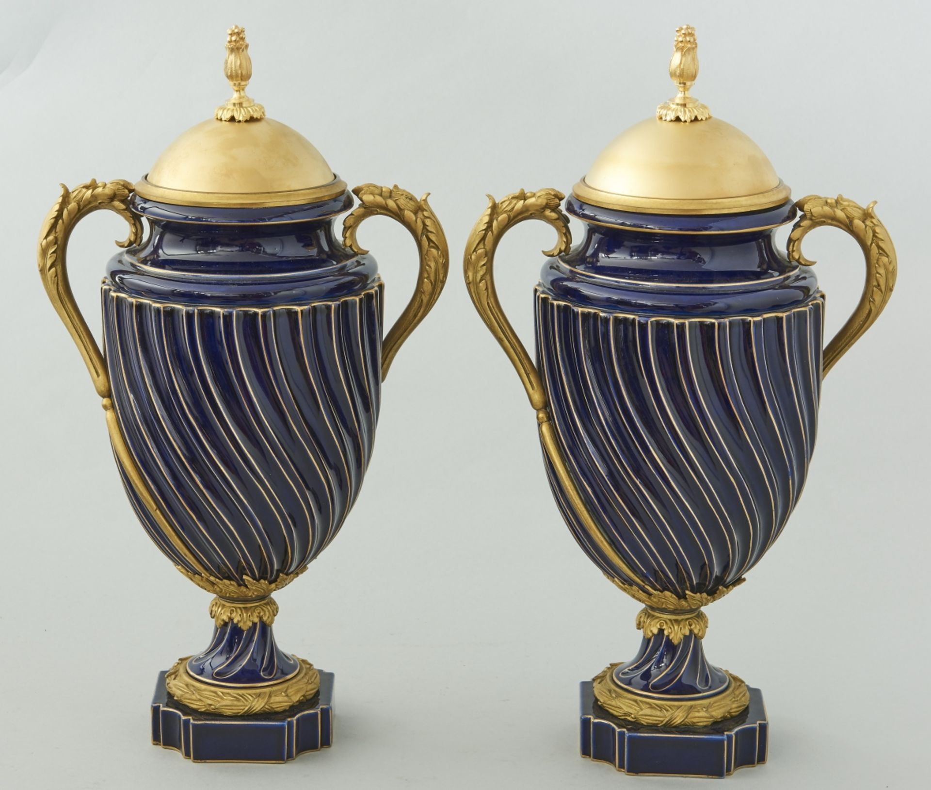 Paar Henkelvasen Sevres mit Bronzemontierung vergoldet