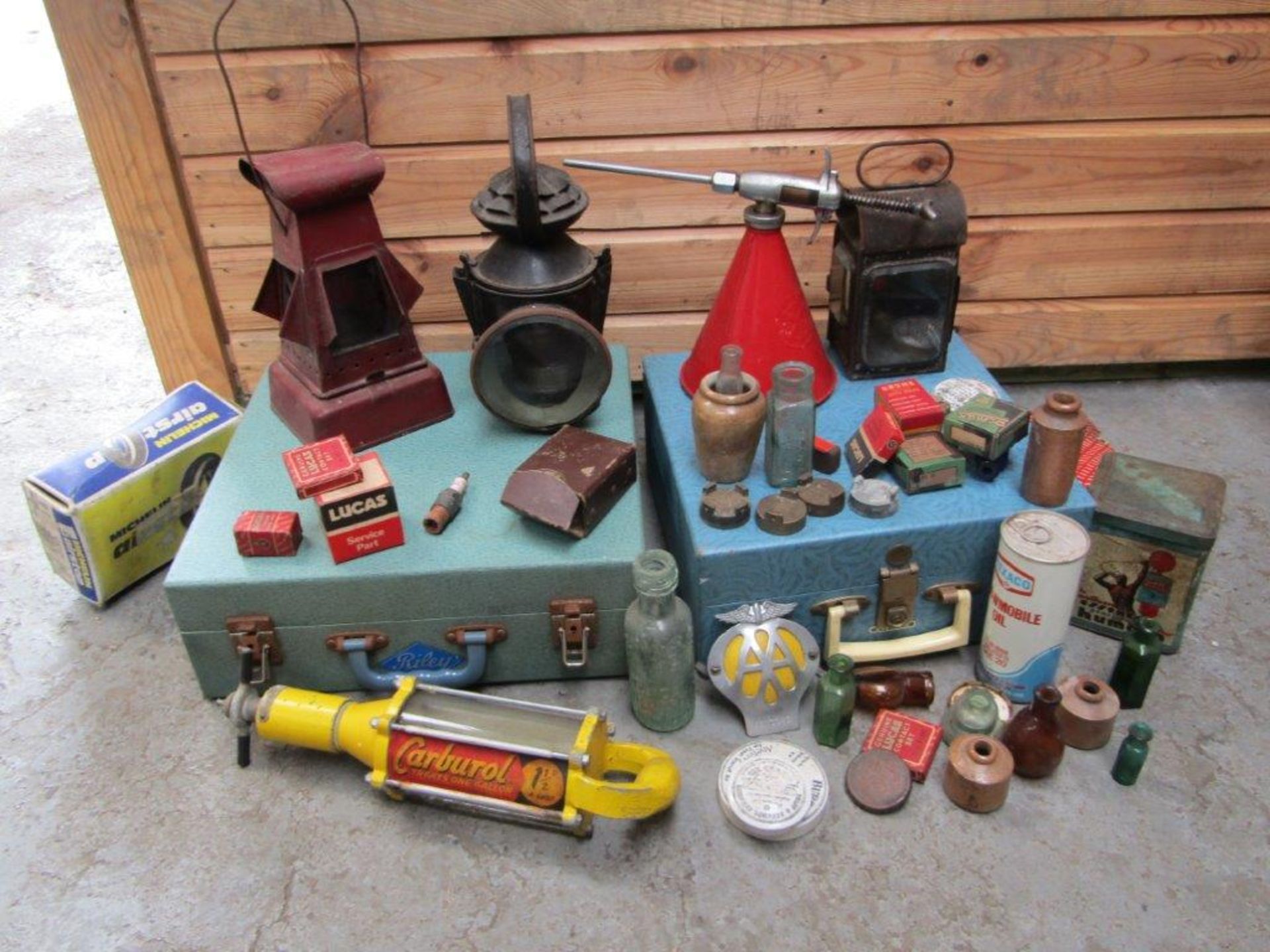 Assorted lot of Automobilia