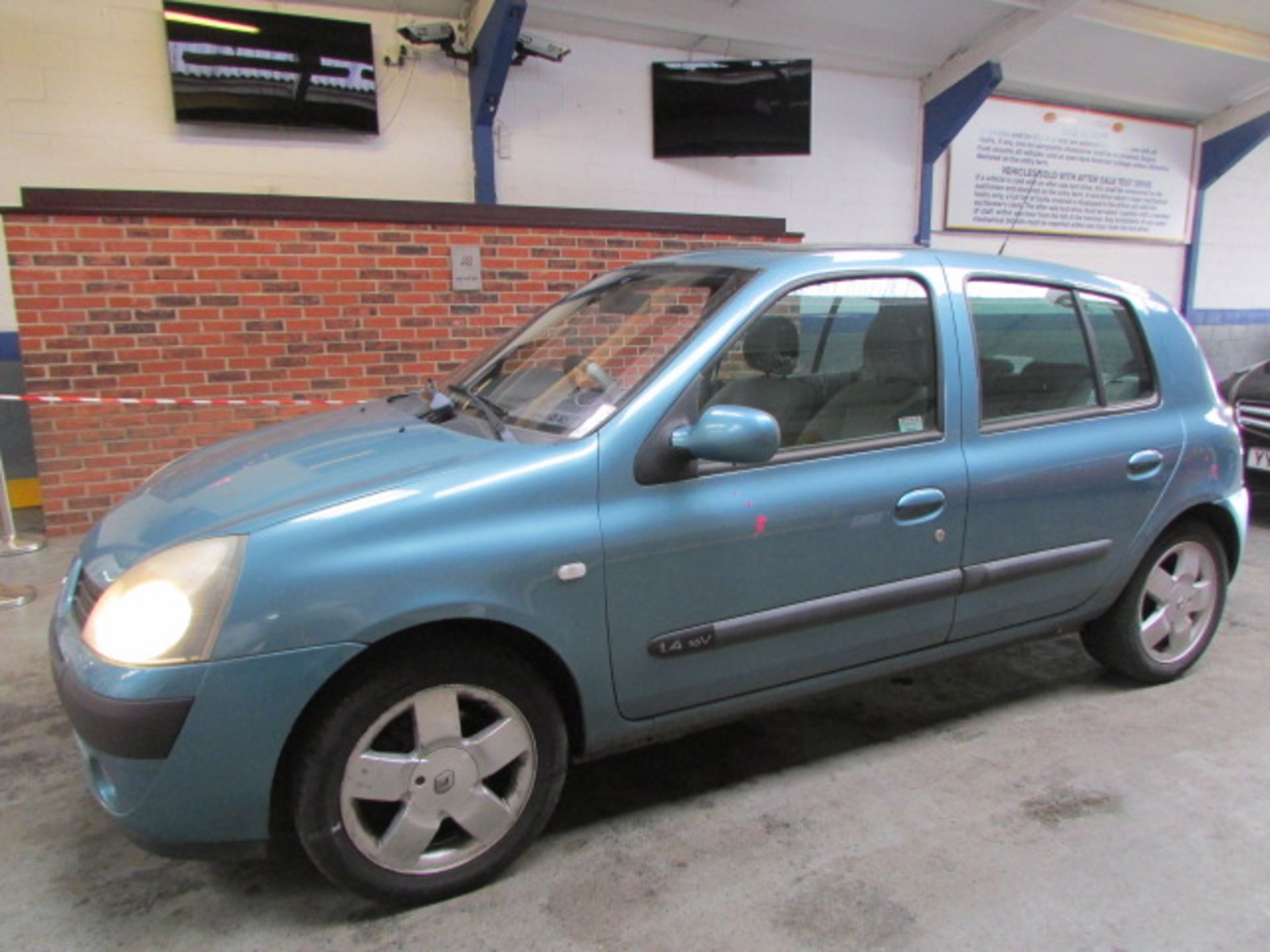 04 04 Renault Clio Privilege 16V