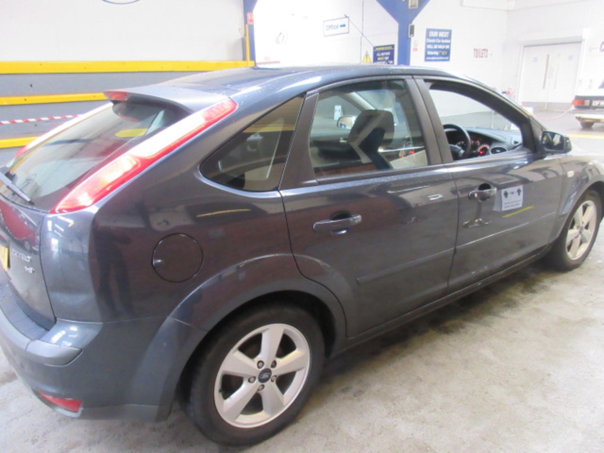 07 07 Ford Focus Zetec Climate 116 - Image 3 of 7