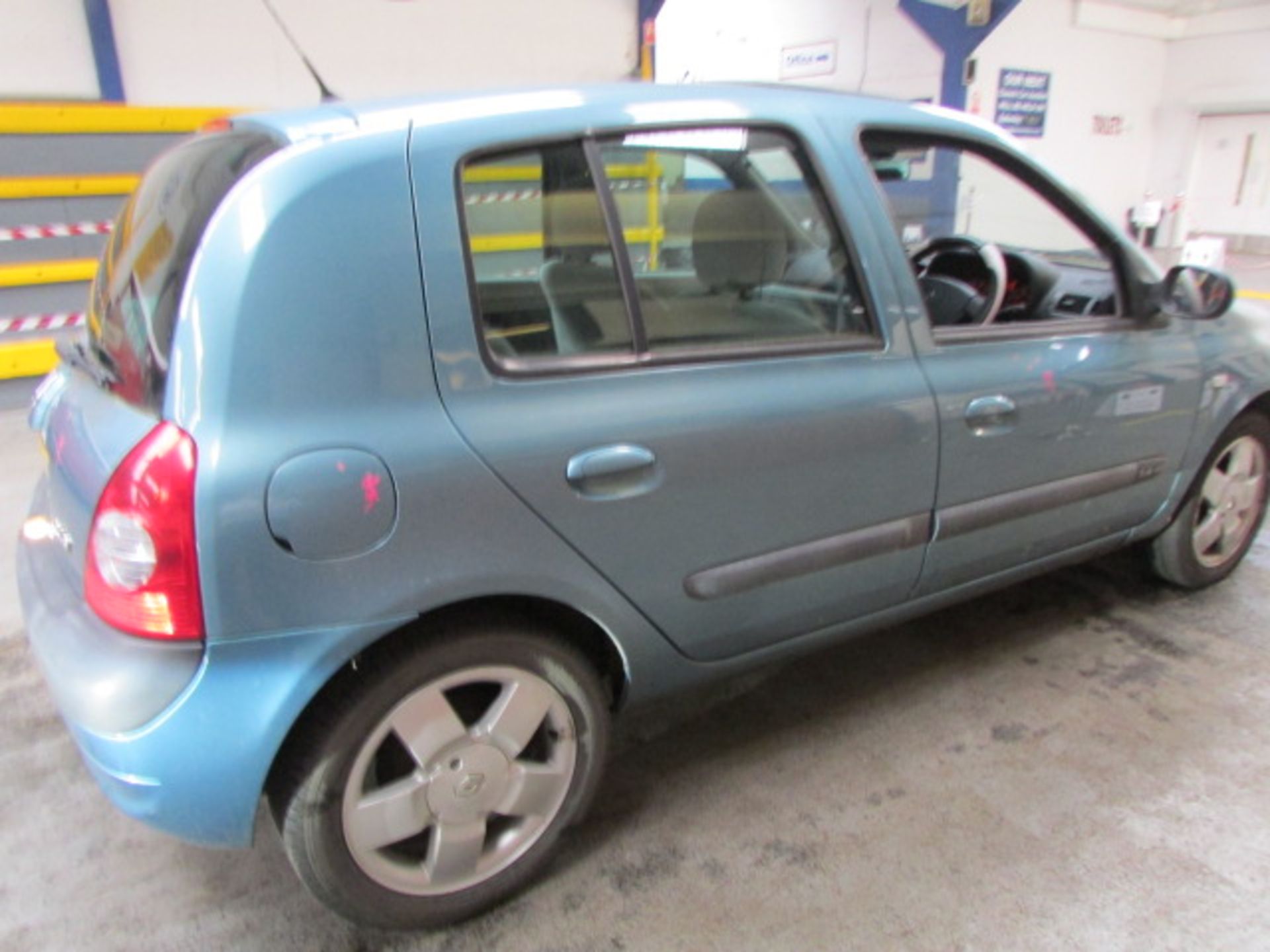 04 04 Renault Clio Privilege 16V - Image 2 of 8