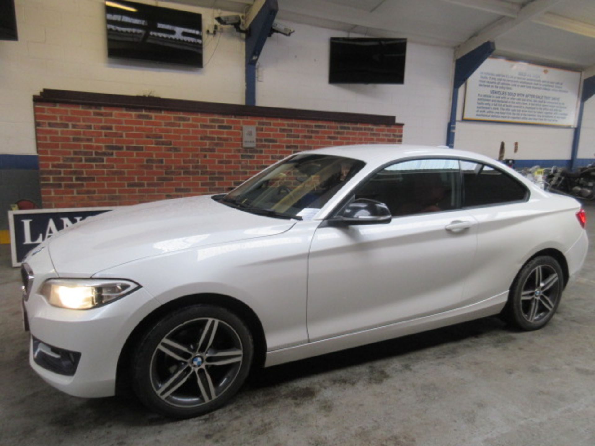 14 14 BMW 218D Sport