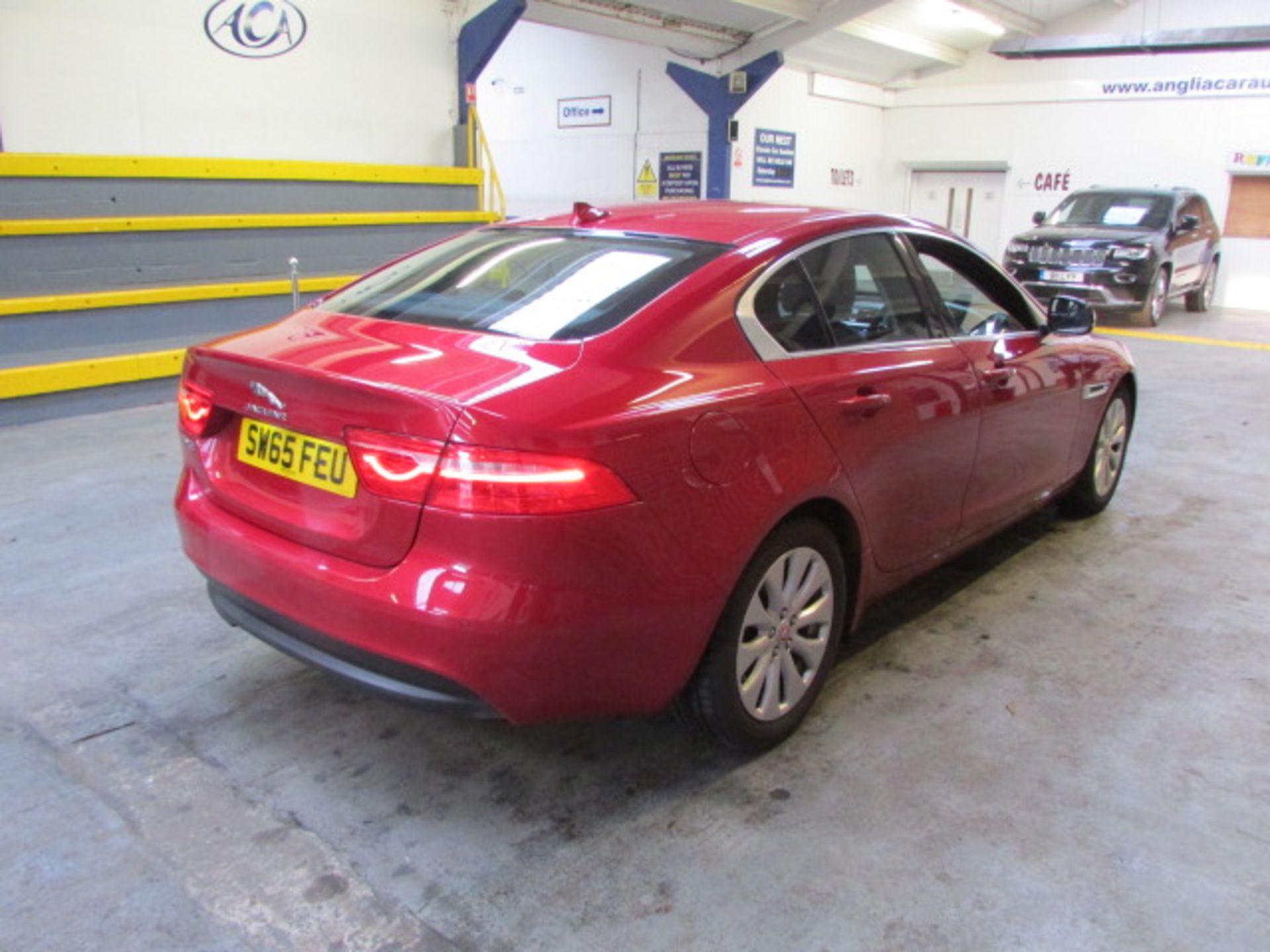 65 16 Jaguar XE Prestige D Auto - Image 2 of 9