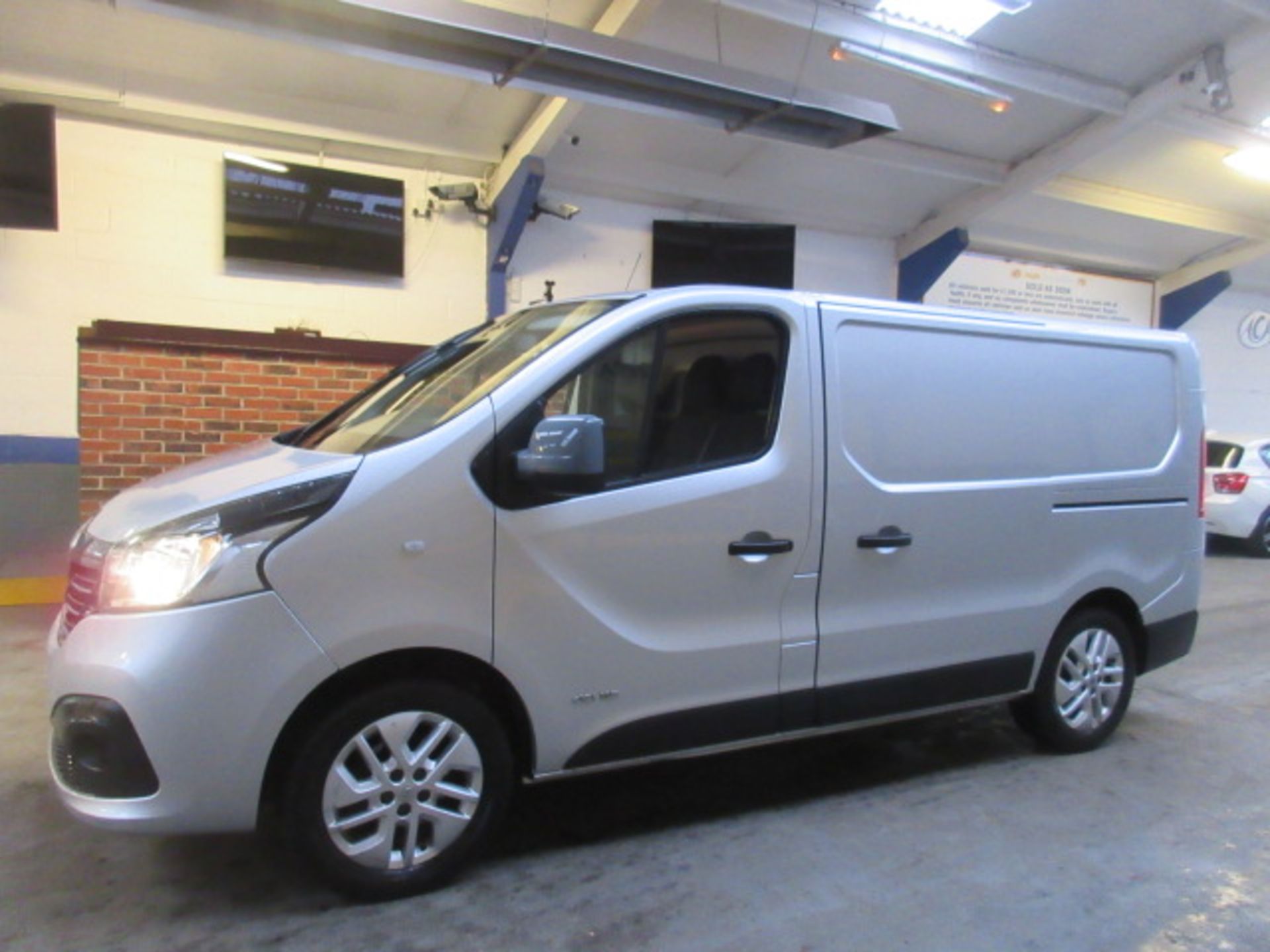 16 16 Renault Trafic SL27 Sport DCI