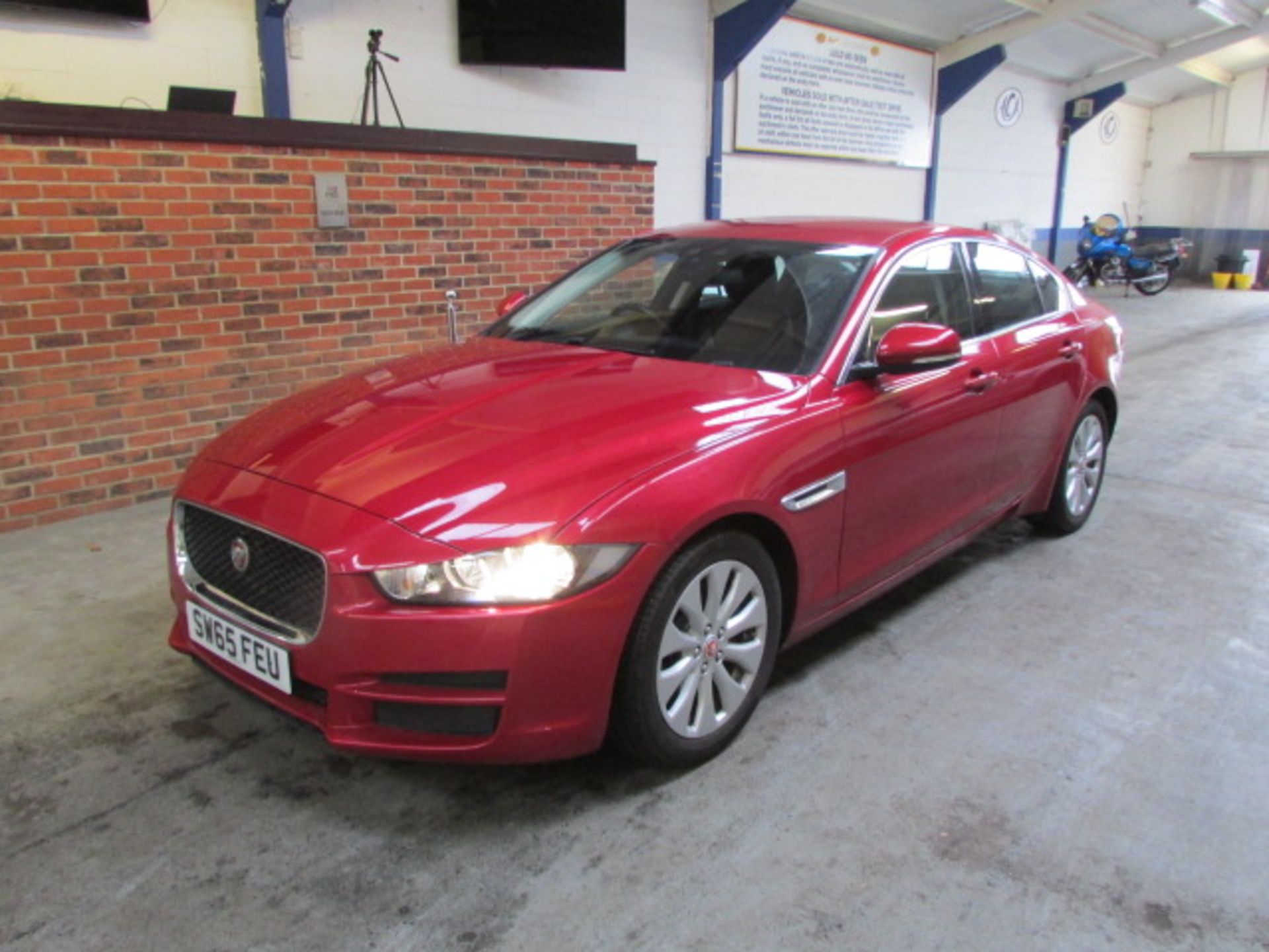 65 16 Jaguar XE Prestige D Auto