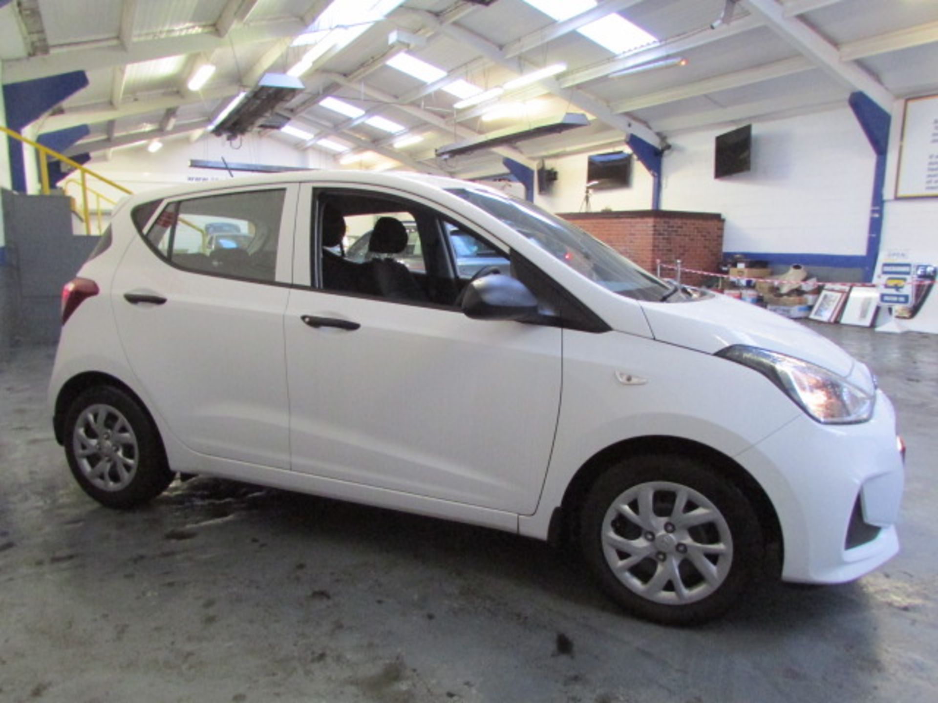 68 19 Hyundai I10 S - Image 3 of 16