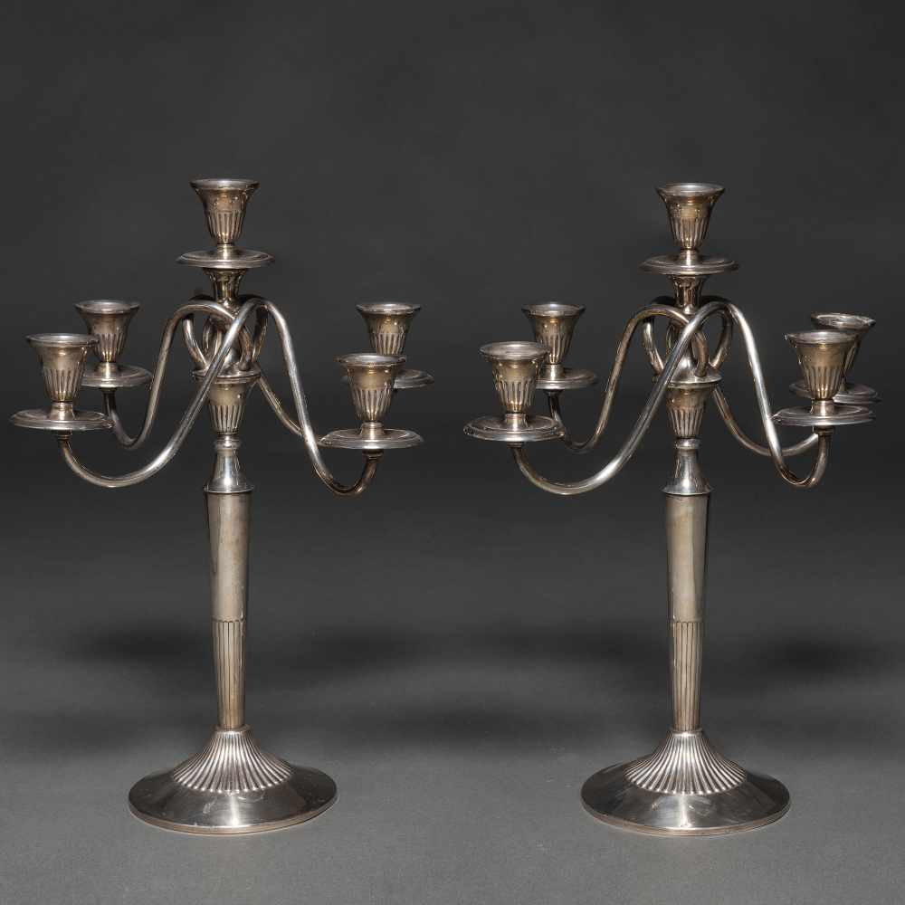 Elegante pareja de candelabros de cinco luces entrelazados en plata española punzonada. Ley, 925,