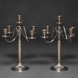 Elegante pareja de candelabros de cinco luces entrelazados en plata española punzonada. Ley, 925,
