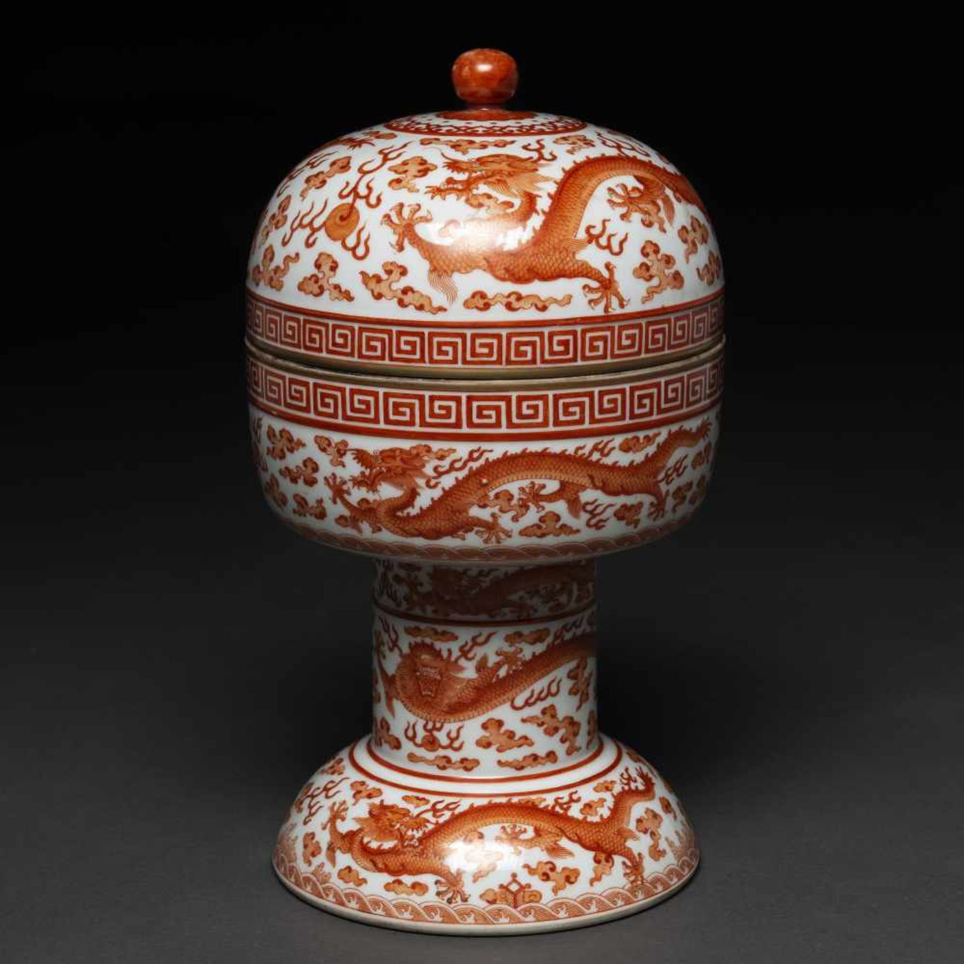 Bote de ofrendas en porcelana china. Trabajo Chino, Siglo XIX-XX