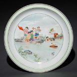 "Niños Jugando en el Río" Plato circular en porcelana china pintada a mano. Trabajo Chino, Siglo XX