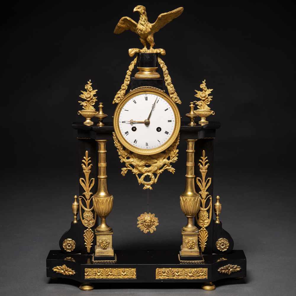 Reloj de sobremesa francés época Louis XVI en bronce dorado y mármol negro. Trabajo francés, Siglo