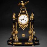 Reloj de sobremesa francés época Louis XVI en bronce dorado y mármol negro. Trabajo francés, Siglo