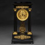 Reloj de sobremesa francés Napoleón III en madera ebonizada en negro. Siglo XIX