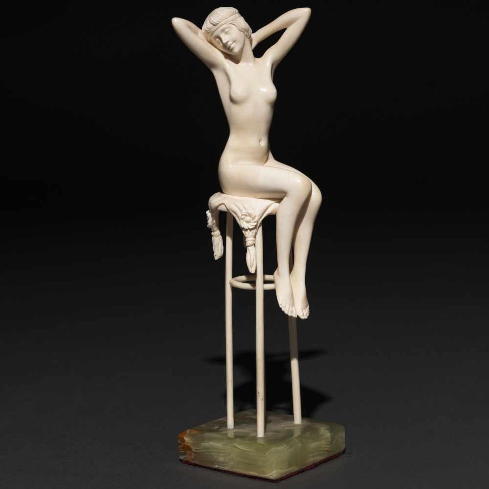 "Awakening" Figura escultórica en marfil tallado. Siglo XX