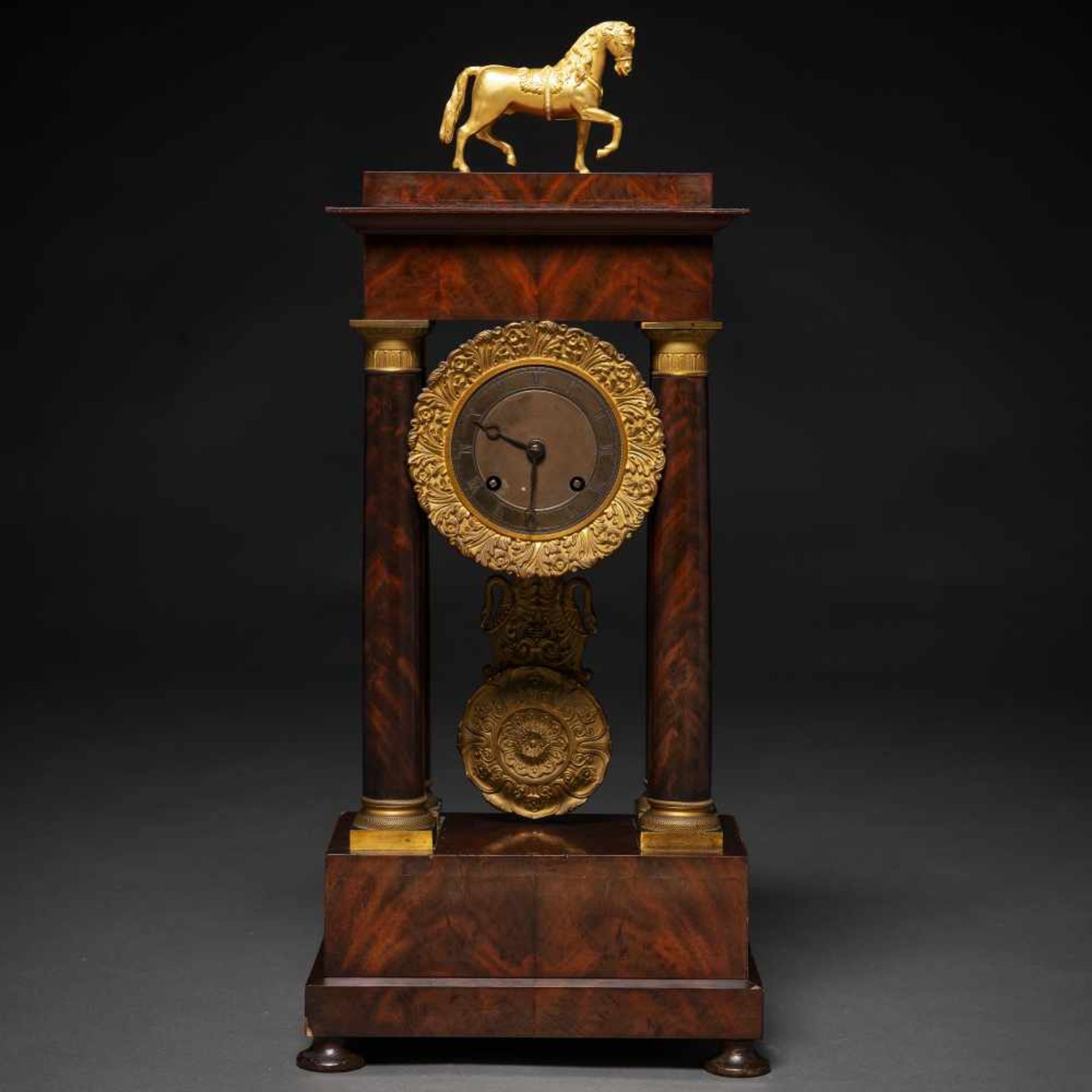 Reloj de sobremesa francés época restauración en madera de palma de caoba. Siglo XIX