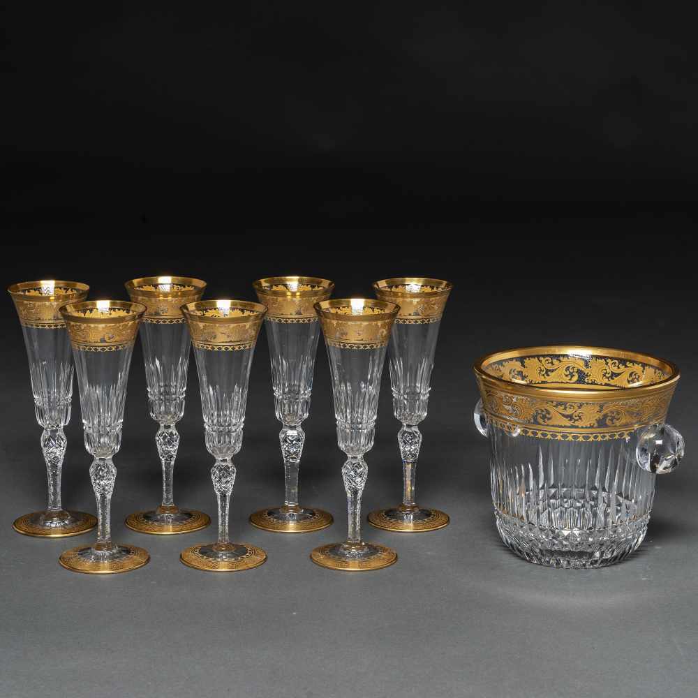 Conjunto de siete copas de Champagne y cubitera en cristal francés tallado de San Luís. Siglo XX.