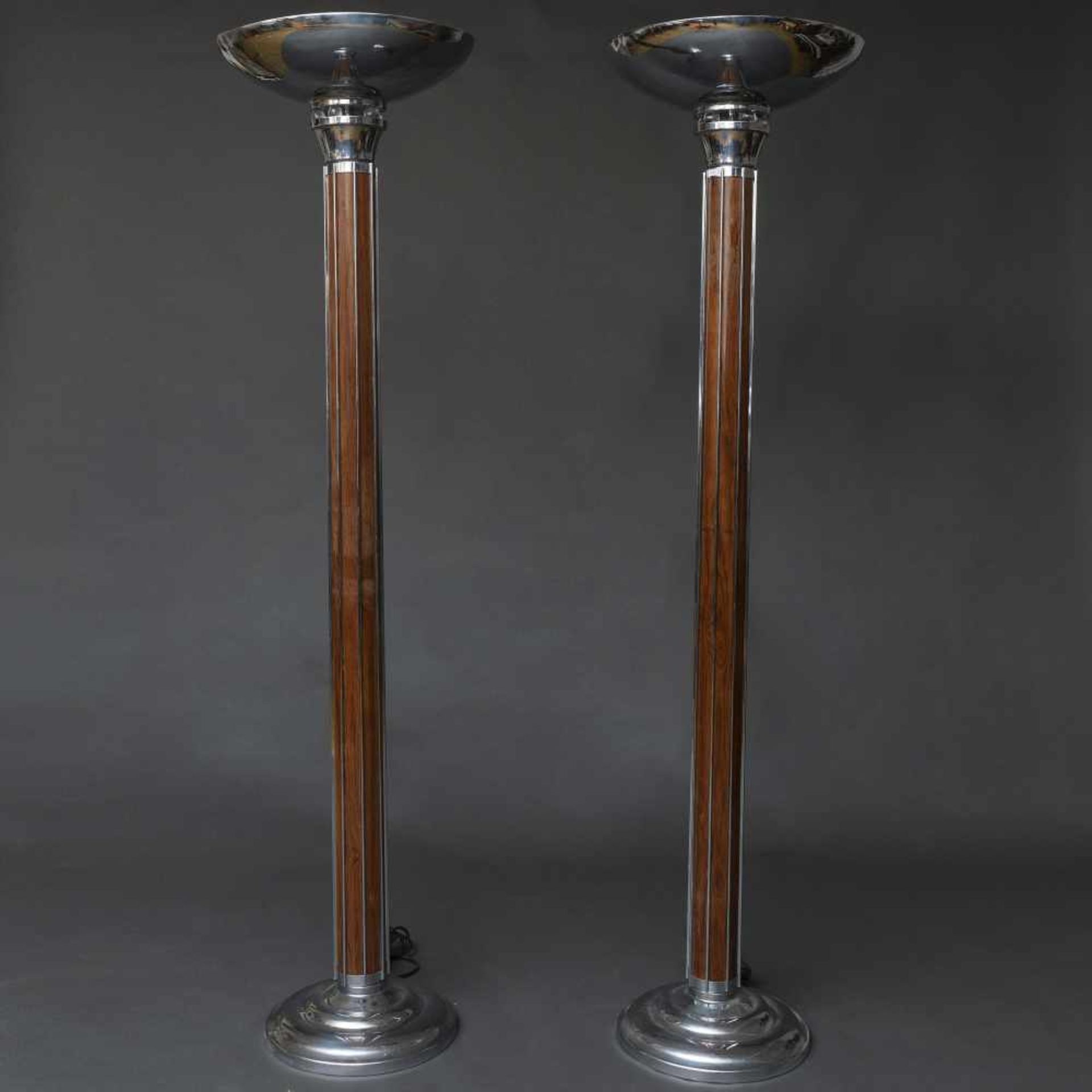 Pareja de lámparas de pie estilo Art Decó en madera y metal plateado.