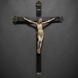 "Cristo crucificado de cuatro clavos" Escultura de bulto redondo en marfil tallado. Siglo XVIII