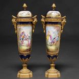 Pareja de copas en porcelana estilo Sévres y bronce dorado. Trabajo Francés, Siglo XIX-XX