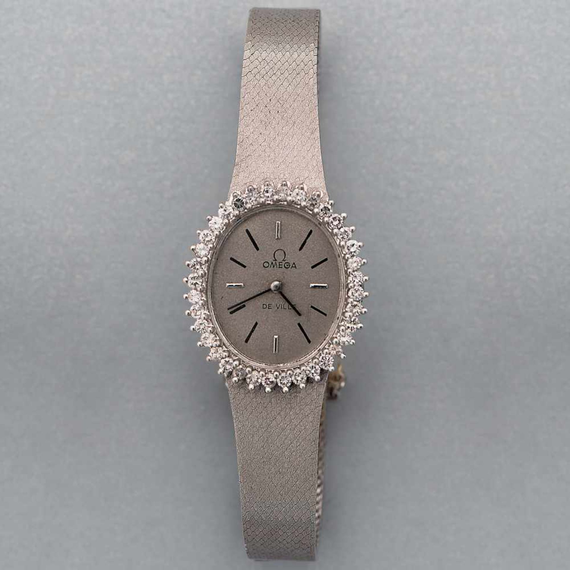 Reloj Joya de señora marca Omega en caja oval con orla de blancos y limpios brillantes