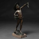 "Niño con cesta y Pez" Figura escultórica realizada en bronce. Siglo XX