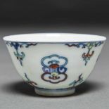 Taza en porcelana china de Doucai. Trabajo Chino, Siglo XIX -XX